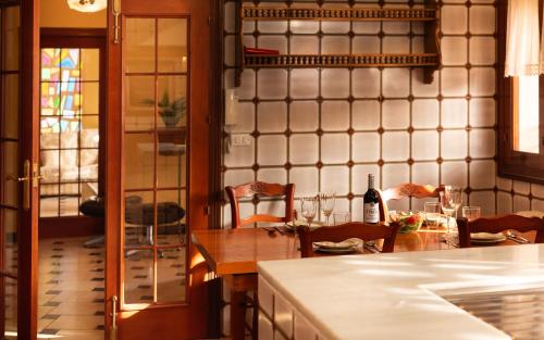 una cucina con un tavolo di legno e una sala da pranzo di Myflats Villa Albufereta Hideaway ad Alicante