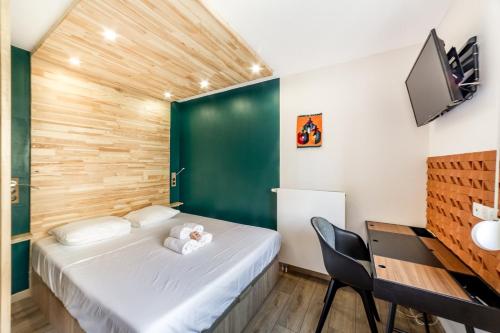 une petite chambre avec un lit et un bureau dans l'établissement Tout nouveau studio proche Part-Dieu AIL, à Lyon