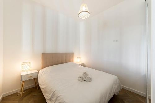 une chambre avec un lit avec deux chaussures dessus dans l'établissement Exceptionnel et calme proche Part-Dieu AIL, à Lyon