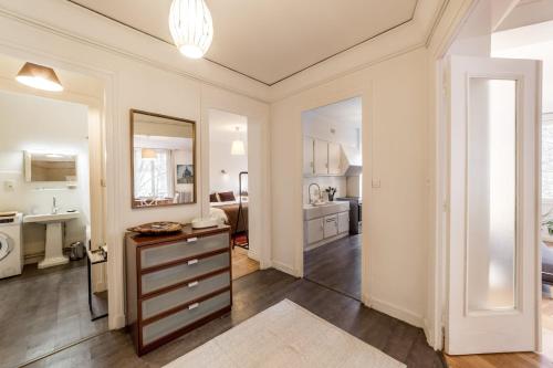La salle de bains est pourvue d'une coiffeuse et d'un lavabo. dans l'établissement Spacious and bright 70m² square AIL, à Lyon