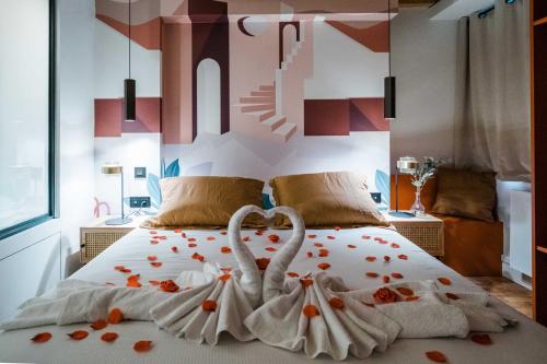 - une chambre avec 2 serviettes de cygne sur un lit dans l'établissement La Balnéo des Terreaux AIL, à Lyon