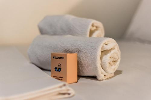 une pile de serviettes et une boîte sur une table dans l'établissement Le Canut - Quiet AIL, à Lyon