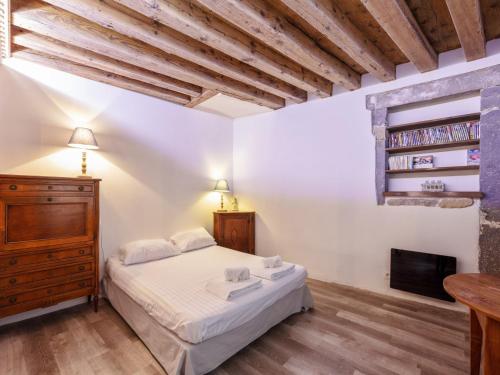 une chambre avec un lit et une commode dans l'établissement L'atelier des Traboules, au cœur du Vieux Lyon AIL, à Lyon