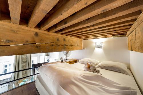 Duas camas num quarto com tectos em madeira em Cozy studio in the heart of Lyon - Cordeliers AIL em Lyon