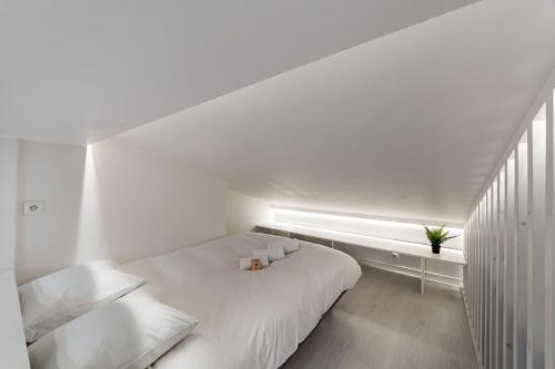 - une chambre blanche avec un lit blanc et une fenêtre dans l'établissement Central Studio Jacobins AIL, à Lyon