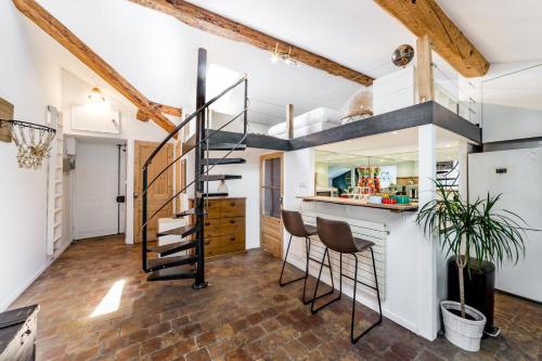 une cuisine avec un escalier en colimaçon dans un loft dans l'établissement Le loft des artistes de la Croix-Rousse AIL, à Lyon