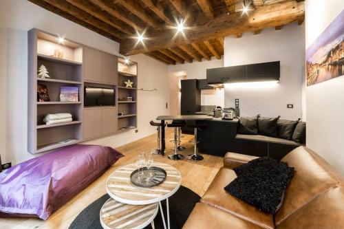 una sala de estar con un sofá y una mesa en Beau bijou au cœur du Vieux Lyon AIL, en Lyon