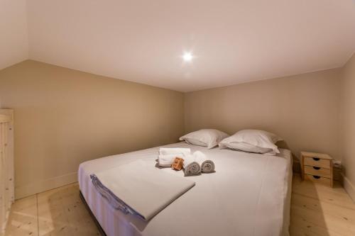 une chambre avec un lit avec deux paires de chaussures dessus dans l'établissement Cosy entièrement rénové idéalement placé AIL, à Lyon