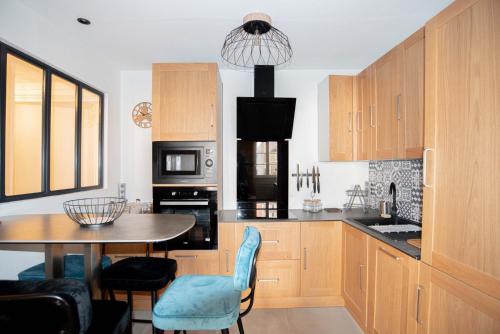 une cuisine avec une table et une salle à manger dans l'établissement Moderne et cosy au coeur de Saint-Jean AIL, à Lyon