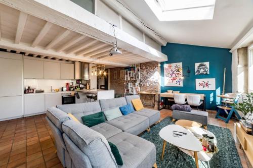 un salon avec un canapé et une table dans l'établissement Bel appartement du Vieux Lyon - parking inclus AIL, à Lyon
