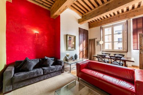 - un salon avec un mur rouge et un canapé rouge dans l'établissement La Loge des Avocats du vieux Lyon AIL, à Lyon
