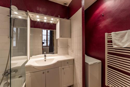 y baño con lavabo y ducha. en The Lawyers' Lodge of Old Lyon AIL, en Lyon