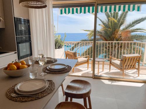 a kitchen with a table with a view of the ocean at Soleil Riviera Apartament Côte d’Azur in Roquebrune-Cap-Martin