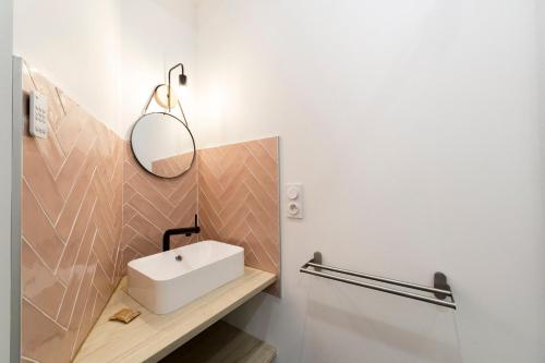 une salle de bain avec un lavabo et un miroir dans l'établissement Studio - proche métro AIL, à Lyon