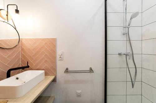 een badkamer met een wastafel en een douche bij Pleasant decorator's studio - Near Metro AIL in Lyon