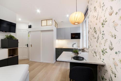 une cuisine avec une table et un comptoir dans l'établissement Studio - proche métro AIL, à Lyon