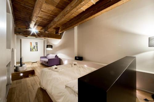 une chambre avec un lit et un canapé dans une pièce dans l'établissement La Suite Miroirs - Plein cœur du Vieux Lyon, à Lyon