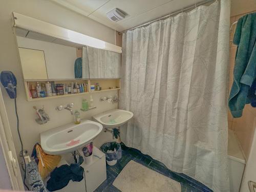 Een badkamer bij Chambre confortable proche de l’aéroport GVA