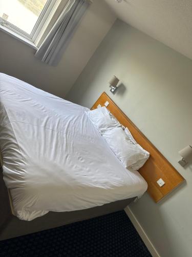 Ein Bett oder Betten in einem Zimmer der Unterkunft Thurrock Hotel M25 Services