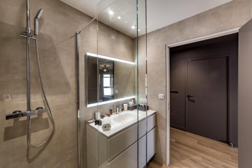 une salle de bain avec un lavabo et une douche dans l'établissement Completely renovated near Part-Dieu, à Lyon