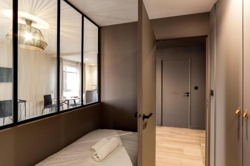 une chambre avec un lit et un grand miroir dans l'établissement Completely renovated near Part-Dieu, à Lyon