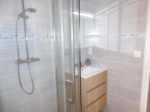 a white bathroom with a shower and a sink at Appartement 4 pièces 6 personnes Vue imprenable sur l'océan - Noan in Sarzeau