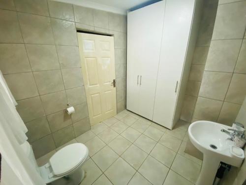 une salle de bain avec toilettes et lavabo dans l'établissement Lalamnandzi 4, à White River