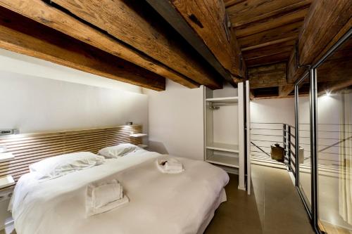 Кровать или кровати в номере Le Duplex du Change - Lyon AIL