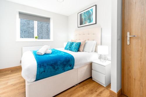 a white bedroom with a bed and a window at Stourbridge 2 Bedroom Apartment - Netflix & WIFI - Parking - 1CS 