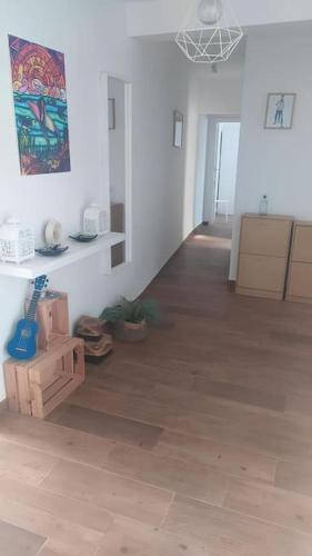 a living room with a wooden floor and a painting at Apartamento La Mar in Carboneras
