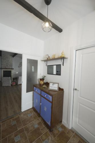 a room with a blue cabinet and a ceiling fan at Casa Rural VUT El Rincón de Eulogio in El Torno