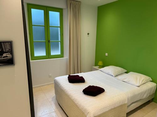 - une chambre verte avec un lit et 2 serviettes dans l'établissement ღ Maison Orion - T3 Spacieux, Jardin et proche mer, à Sainte-Marie de Ré