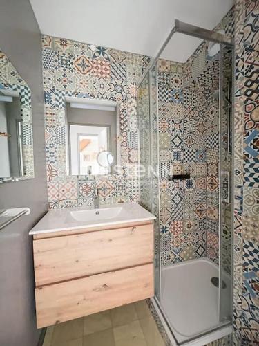 une salle de bain avec un lavabo et une douche dans l'établissement 3211-T3 résidence avec piscine, à Argelès-sur-Mer