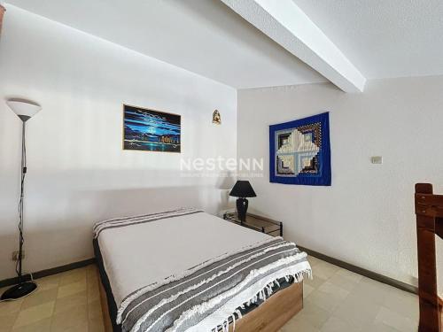 une chambre avec un lit dans une pièce blanche dans l'établissement 3211-T3 résidence avec piscine, à Argelès-sur-Mer