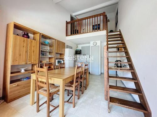 une salle à manger avec une table et des chaises en bois dans l'établissement 3211-T3 résidence avec piscine, à Argelès-sur-Mer
