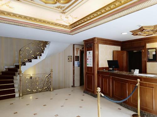 een lobby met een trap met een schuin plafond bij Golden Horn Hotel in Istanbul