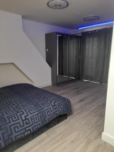 1 dormitorio con 1 cama en una habitación en Remarkable 3-Bed Apartment in London, en Hendon