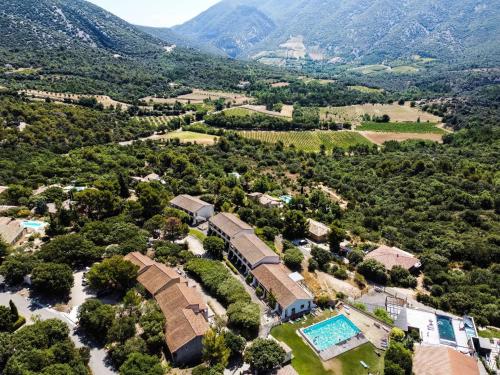 een luchtzicht op een huis met een zwembad en bergen bij Le Pas du Ventoux in Mollans-sur-Ouvèze