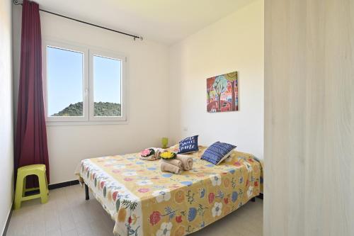 um quarto com uma cama com dois bichos de peluche em Guest House Sa Figumoru relax mare em Bari Sardo