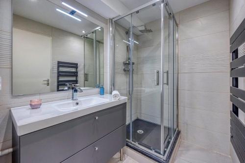 a bathroom with a sink and a shower at L'Hôtelier - CHU / Bein Sport/Canal + in Meylan