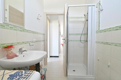 uma casa de banho com um lavatório e um chuveiro em Guest House Sa Figumoru relax mare em Bari Sardo