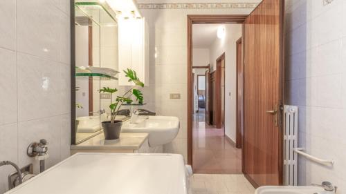 La salle de bains est pourvue d'une baignoire, d'un lavabo et d'un miroir. dans l'établissement Casa Pucci - Affitti Brevi Italia, à Modène