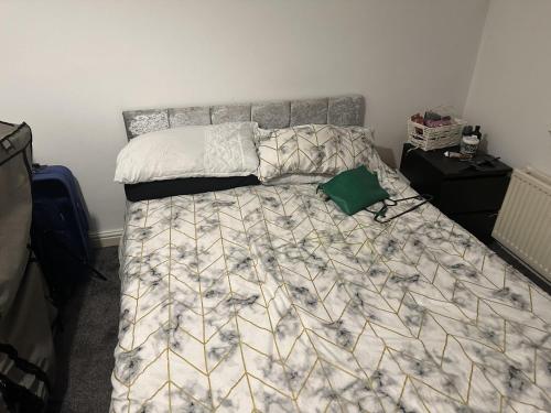 1 dormitorio con cama con edredón y almohadas en Beautiful 1-Bed House in Bradford, en Bradford