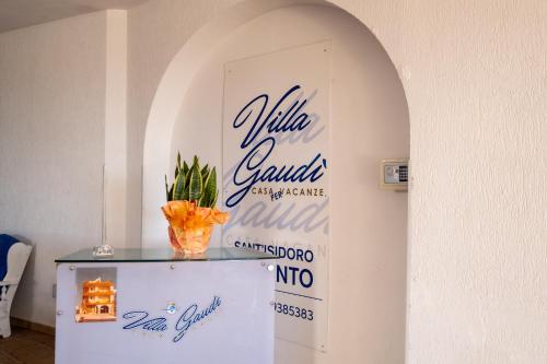 a sign for a villa campsasyasyasyasyasyasyasyasyasy at Villa Gaudì - Pedrera in Sant'Isidoro