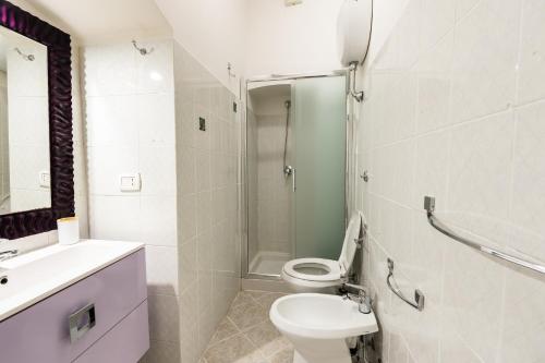 La salle de bains est pourvue de toilettes, d'un lavabo et d'une douche. dans l'établissement Giardini del Castello Apartment, à Barletta