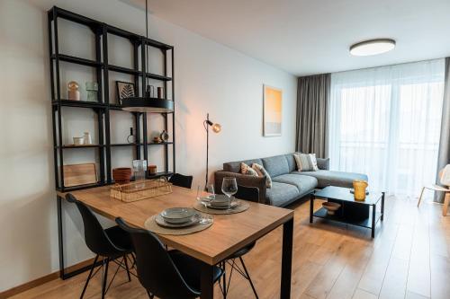 ein Wohnzimmer mit einem Tisch und einem Sofa in der Unterkunft Luxury city center apartment - parking included in Košice