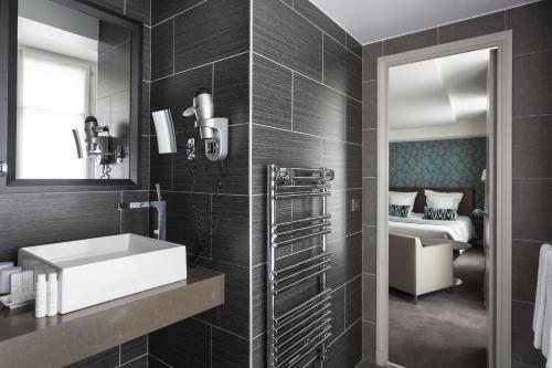 Ванна кімната в Hôtel Duo