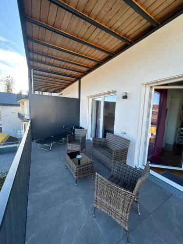 a patio with chairs and a screen on a building at CityLake G23 Apartments mit kostenloser Parkmöglichkeit !! in Gmunden
