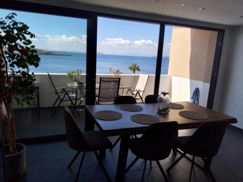 une salle à manger avec une table et une vue sur l'océan dans l'établissement Apartamento exclusivo, à La Manga del Mar Meno