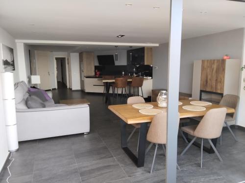 une cuisine et un salon avec une table et un canapé dans l'établissement Apartamento exclusivo, à La Manga del Mar Meno